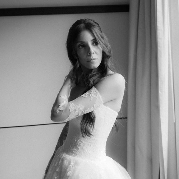 Vera Wang Haute - Wedding Gown - Picture 3 of 13